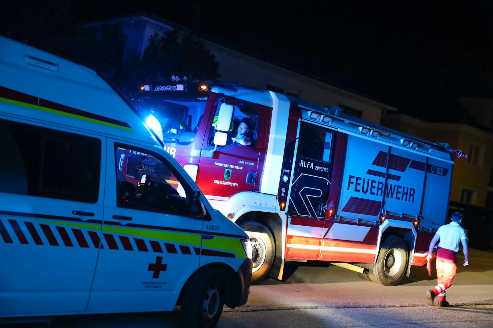 Die Einsatzkräfte von Feuerwehr, Rettungsdienst und Polizei standen in der Nacht auf Dienstag bei einer Personenrettung in einem Wohnhaus in Kremsmünster (Bezirk Kirchdorf an der Krems) im Einsatz.