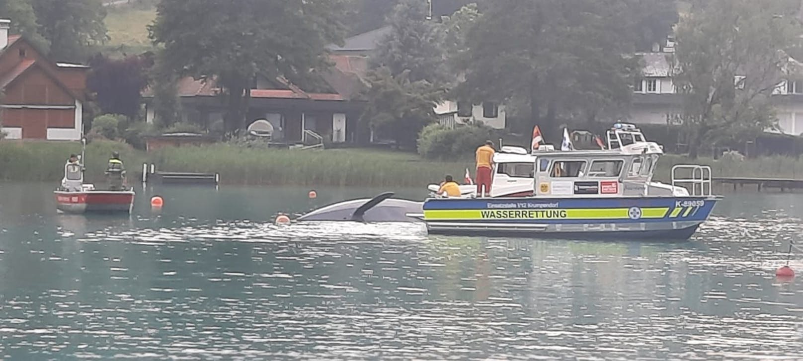 Ein heftiges Unwetter ist am frühen Montagabend über Kärnten gezogen und hat dabei mehrere Orte verwüstet. Die Feuerwehren verzeichneten etwa 25 Einsätze – Stromleitungen wurden beschädigt und Straßen überschwemmt.