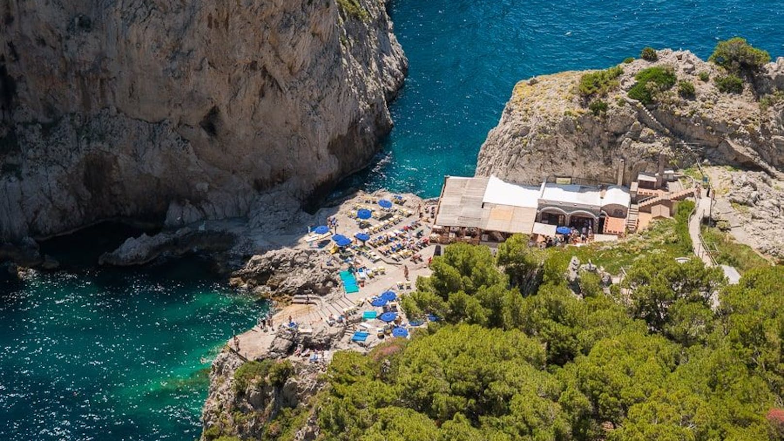 Auf Capri zahlt man pro Person 100 Euro Eintritt zum&nbsp;<a href="https://www.instagram.com/da_luigi_ai_faraglioni/?hl=de">Da Luigi Beach Club</a>. Dafür bekommt Sonnenliege oder Liegestuhl und eine Konsumation im Restaurant. Der Sonnenschirm kostet 15 Euro extra.