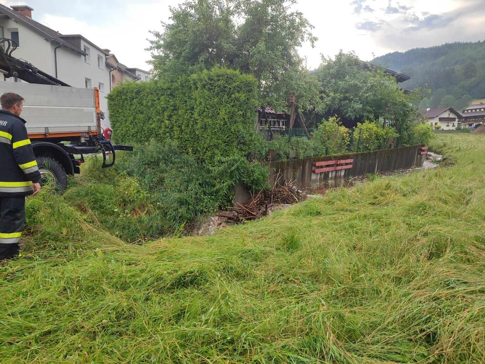 Ein heftiges Unwetter ist am frühen Montagabend über Kärnten gezogen und hat dabei mehrere Orte verwüstet. Die Feuerwehren verzeichneten etwa 25 Einsätze – Stromleitungen wurden beschädigt und Straßen überschwemmt.