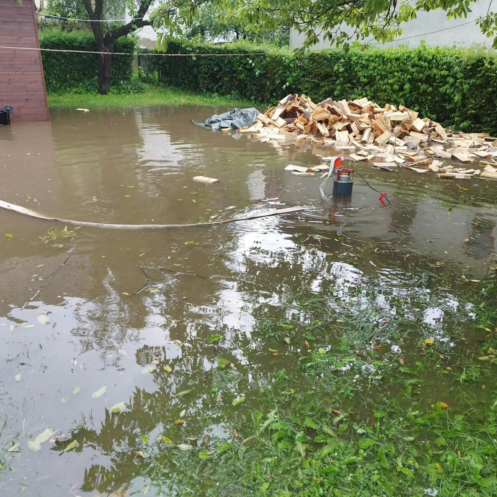 Ein heftiges Unwetter ist am frühen Montagabend über Kärnten gezogen und hat dabei mehrere Orte verwüstet. Die Feuerwehren verzeichneten etwa 25 Einsätze – Stromleitungen wurden beschädigt und Straßen überschwemmt.