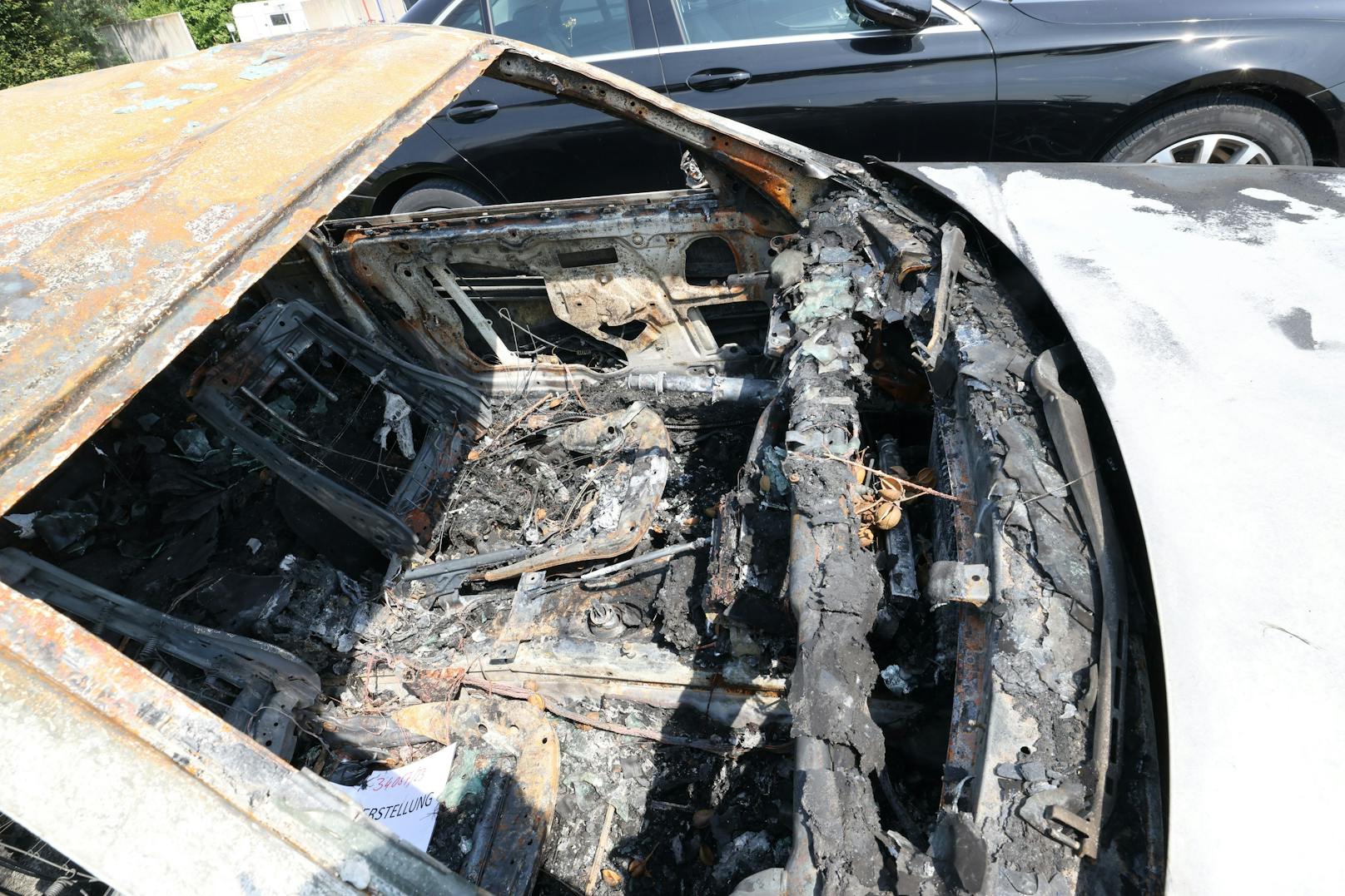 Das ausgebrannte Auto des Überfalls auf den Juwelier im Donauzentrum