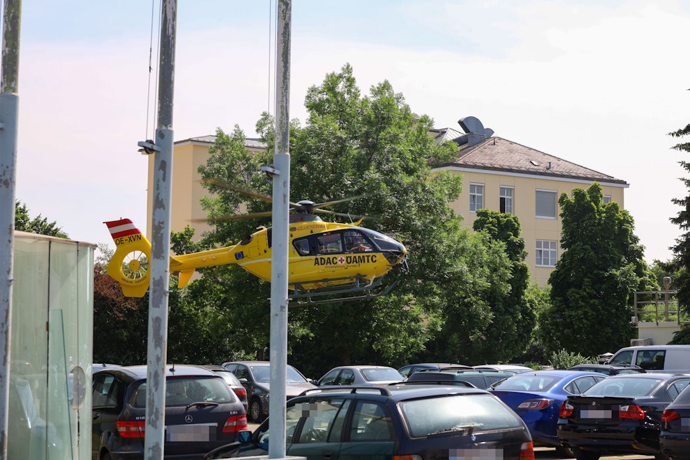 Auf dem Gelände einer Berufsschule in Wels musste der Notarzthubschrauber landen.