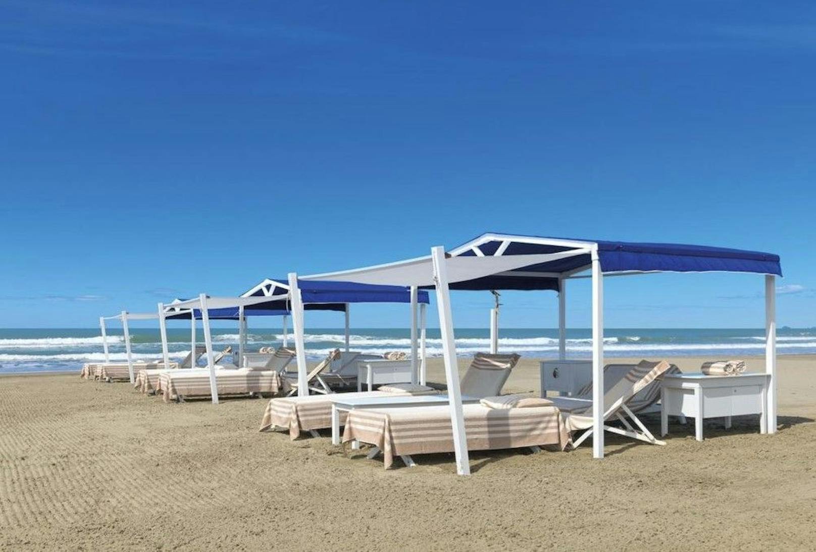 Für ein Deluxe-Zelt mit 3 Liegen, Liegestühle und Safe am Strand des <a href="https://www.augustus-hotel.it/it/galleria/#">Hotel Augustus</a> im toskanischen Forte dei Marmi legt man 500 Euro pro Tag ab.