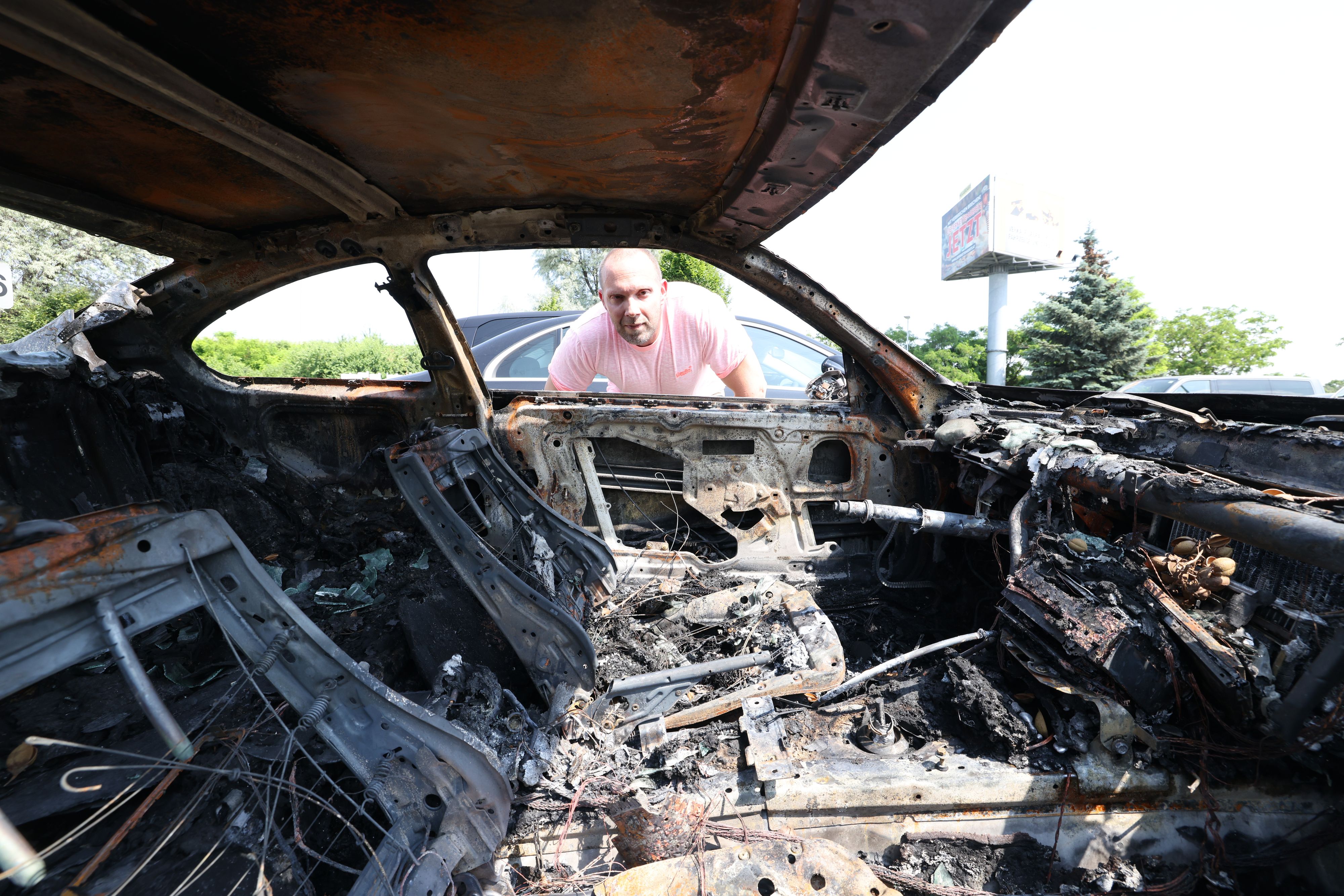 Das ausgebrannte Auto des Überfalls auf den Juwelier im Donauzentrum.
