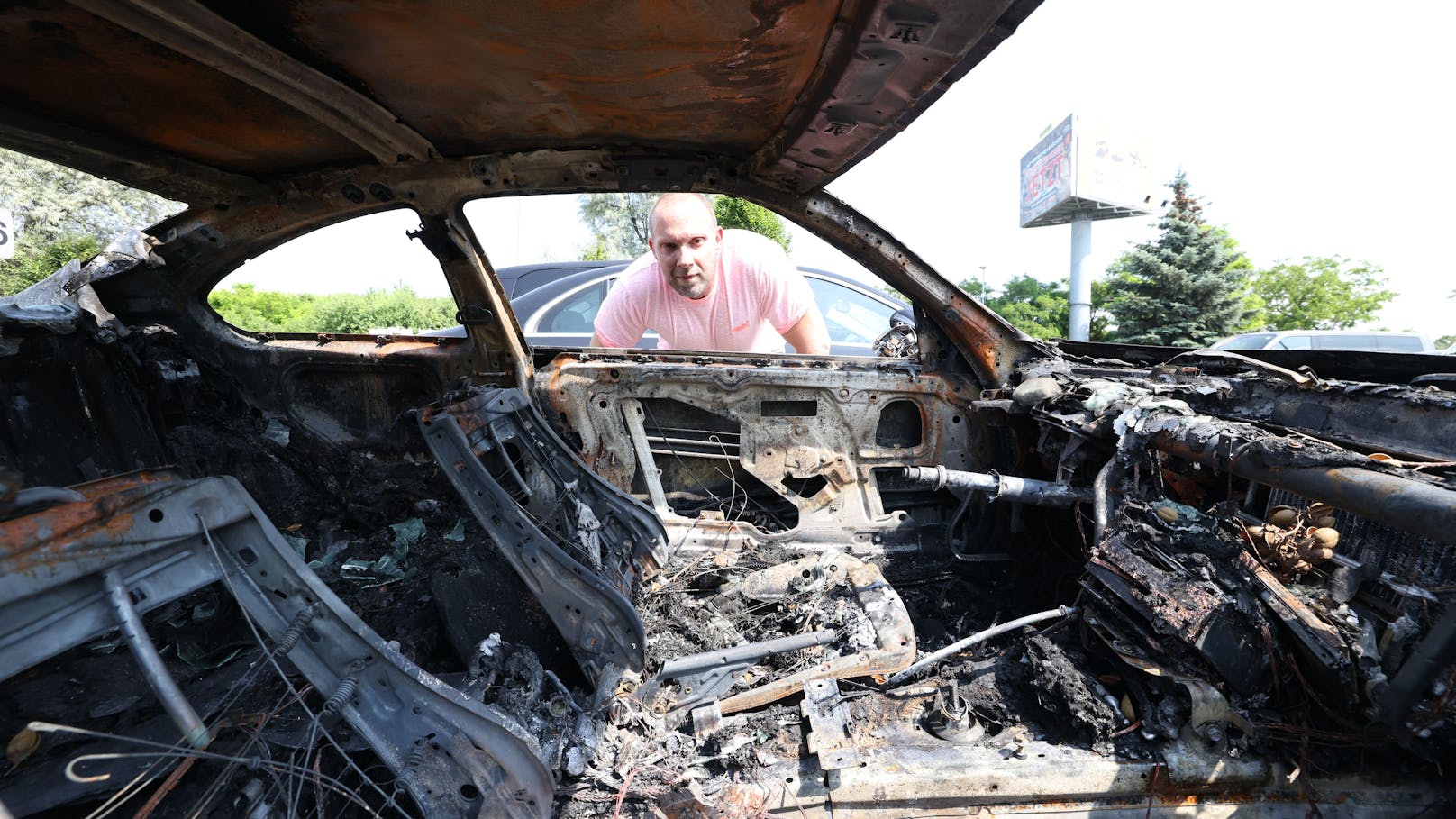 Das ausgebrannte Auto des Überfalls auf den Juwelier im Donauzentrum.
