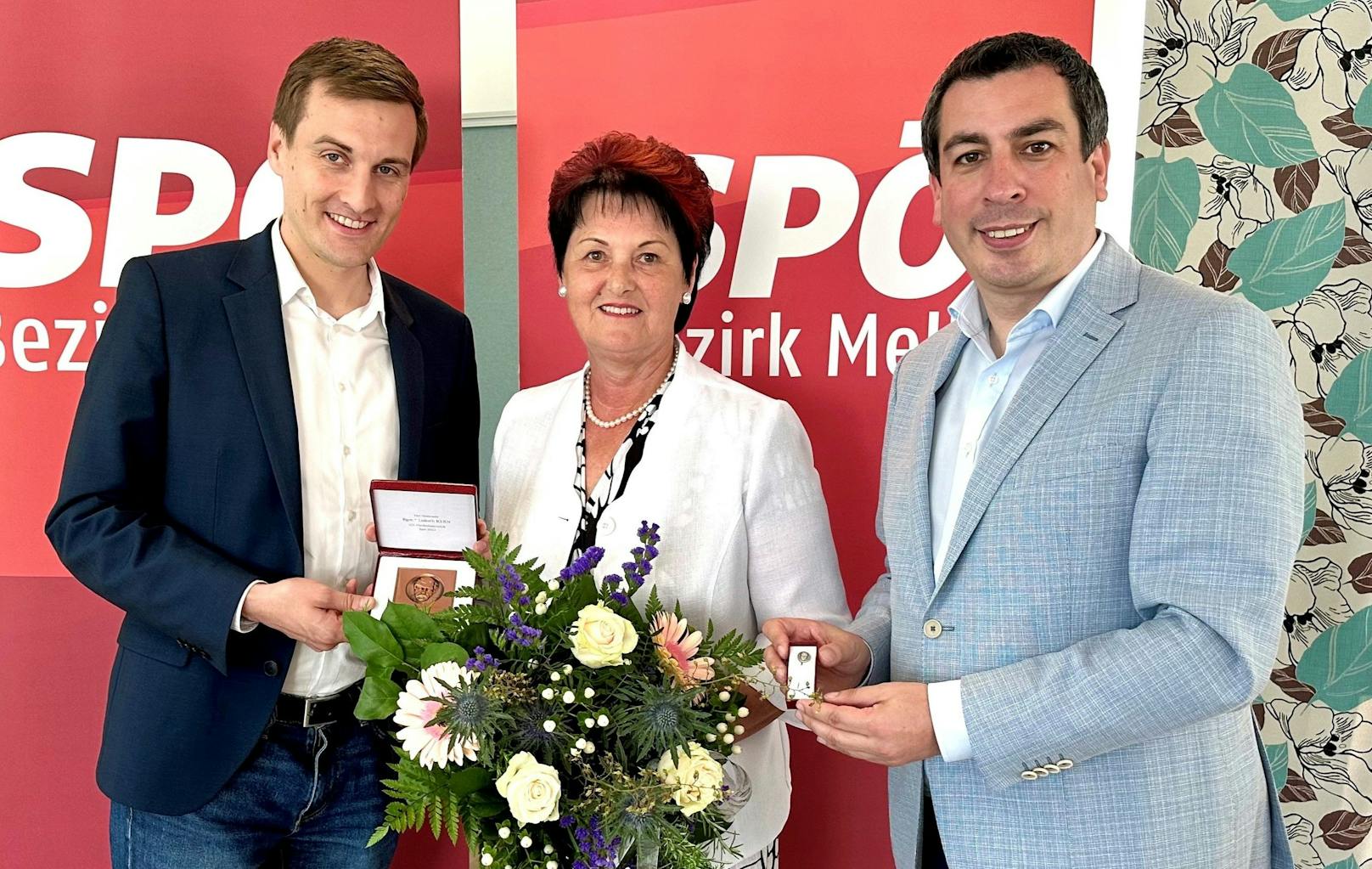 Der Landesparteivorsitzende Sven Hergovich und Landesgeschäftsführer und SPÖ-Bezirksparteivorsitzende Günther Sidl gratulierten der längstdienenden Bürgermeisterin Lisbeth Kern (Petzenkirchen).