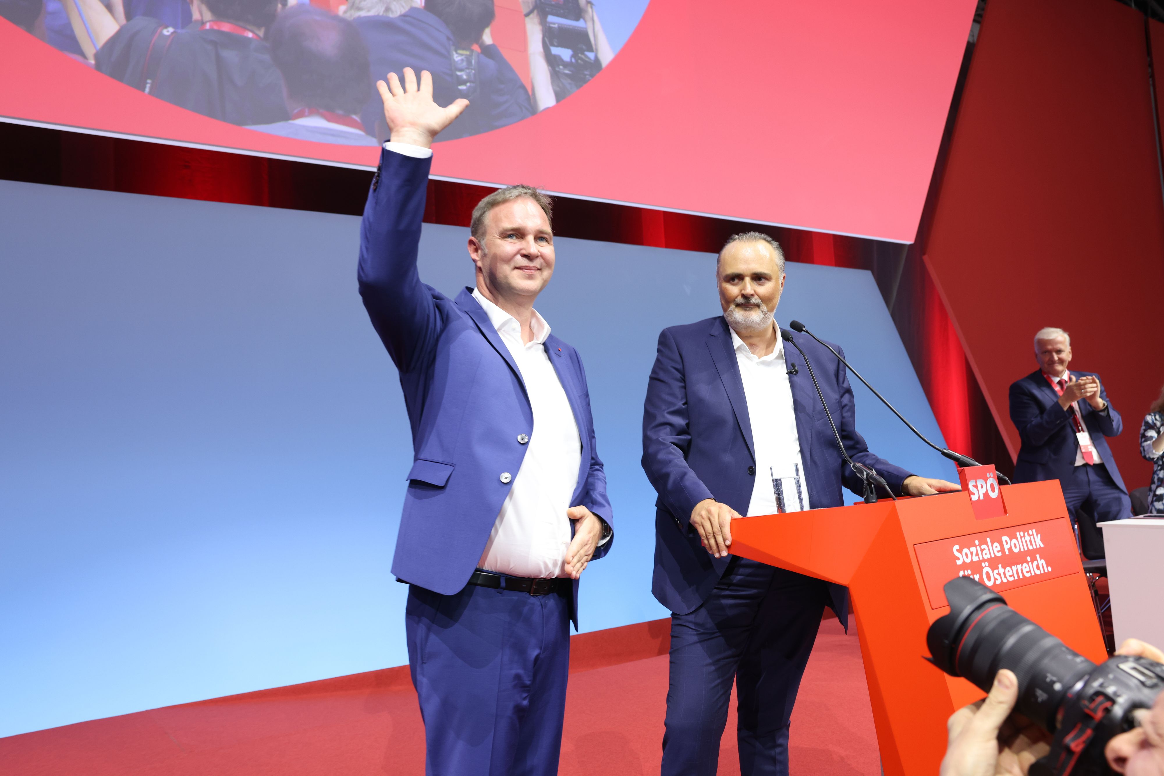 Zwei Tage lang wurde Hans Peter Doskozil (rechts) zum SPÖ-Chef, bevor die Wahlpanne aufflog und Andreas Babler zum Sieger macht.