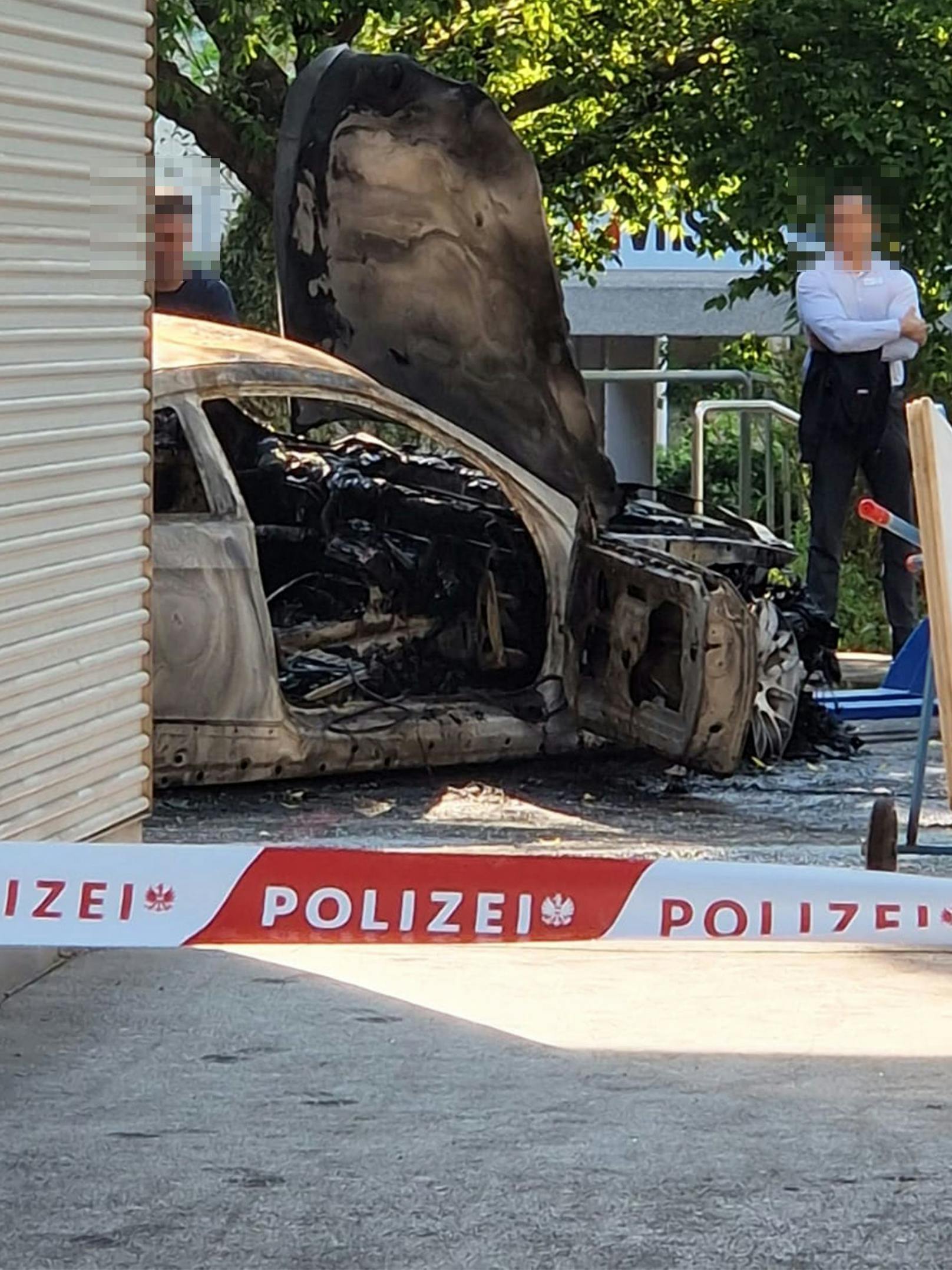 Erneut rasten Unbekannte mit einem BMW in eine Wiener Shopping Mall.