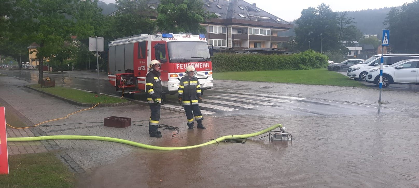 Ein heftiges Unwetter ist am frühen Montagabend über Kärnten gezogen und hat dabei mehrere Orte verwüstet. Die Feuerwehren verzeichneten etwa 25 Einsätze – Stromleitungen wurden beschädigt und Straßen überschwemmt.