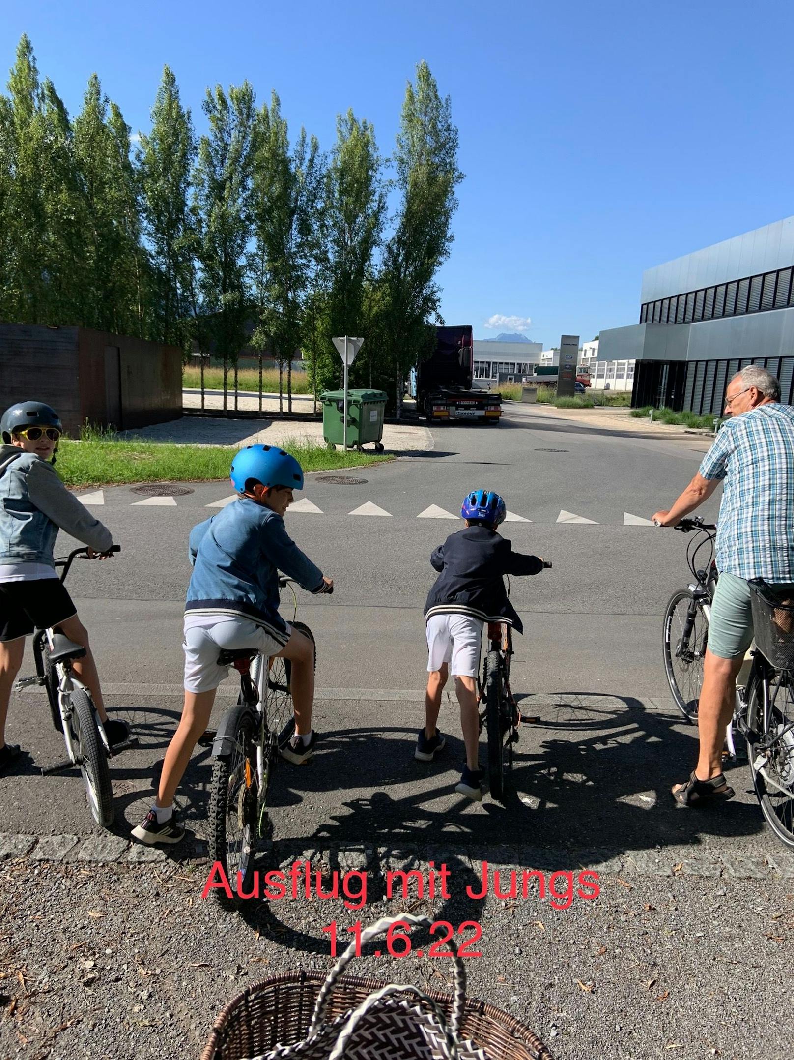 Selbst ihre Enkel konnte Jasmine zu regelmäßigen Fahrradtouren überreden - hier bei einem Ausflug im Juni 2022.