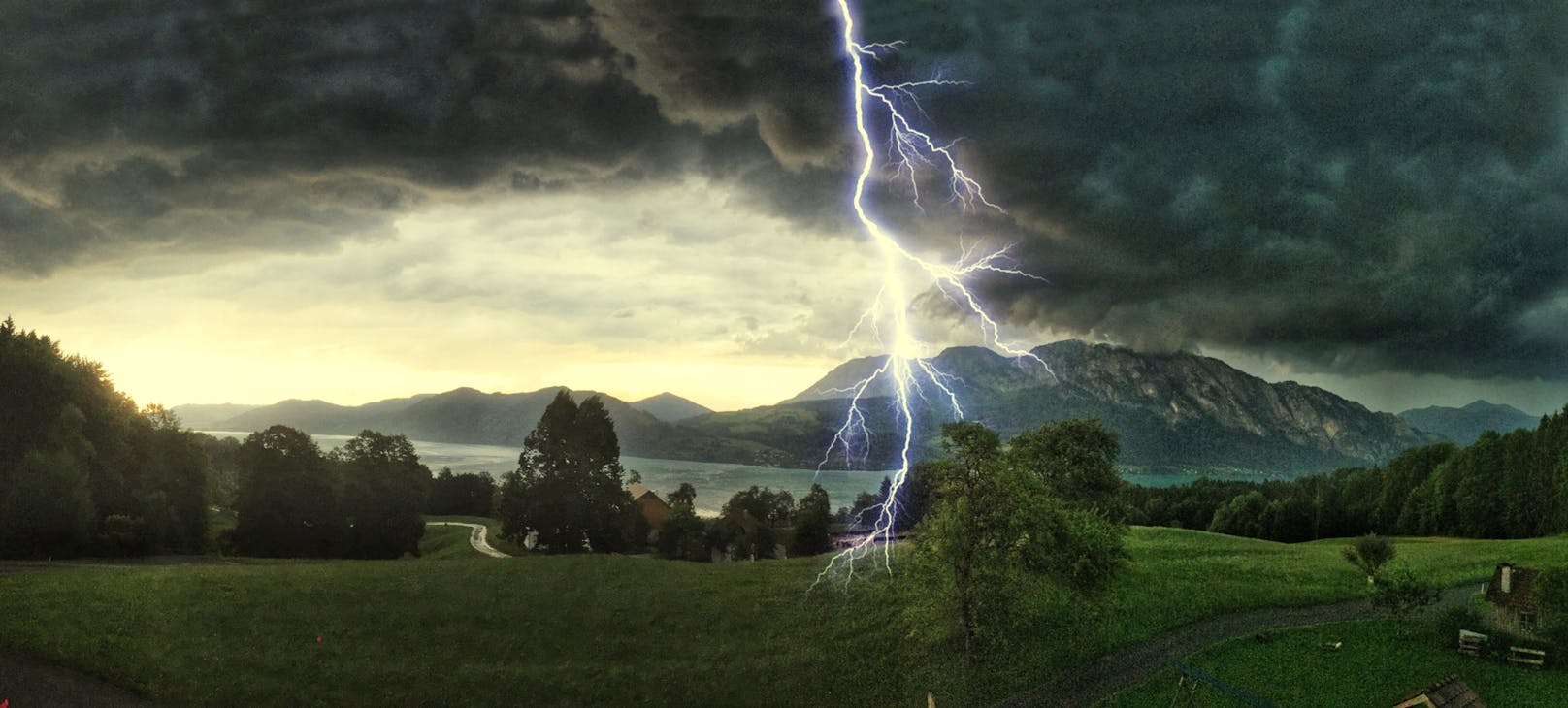 Gewitter mit Blitzeinschlägen werden immer häufiger, so wo hier über den Alpen am Attersee (Sbg.).