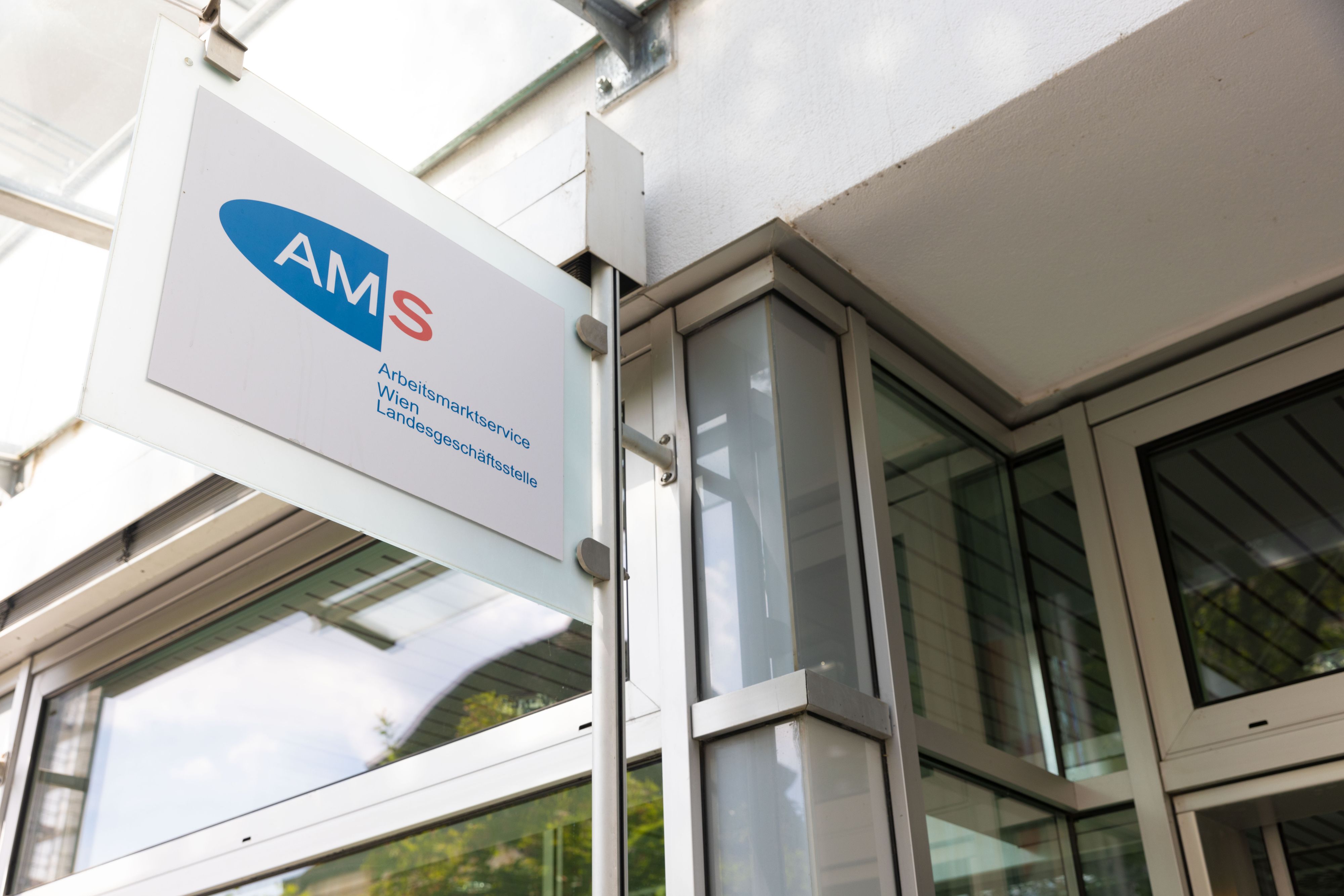 Die Attacke ereignete sich in der AMS-Filiale in Lienz. (Symbolbild)