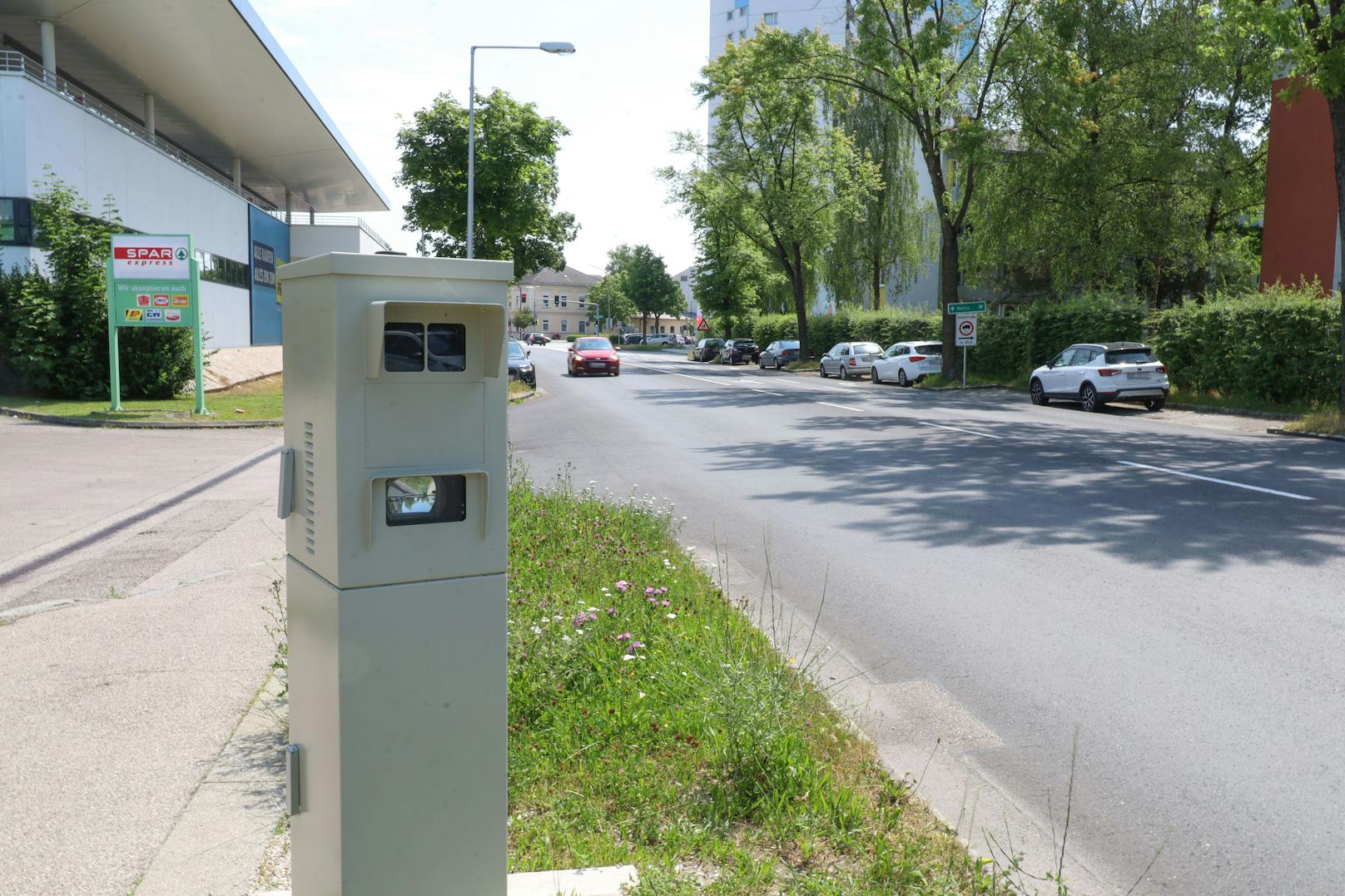 In Wels wurde vor einem Jahr ein neues Radar installiert. Es hat nun schon fast 17.000 Lenker geblitzt. Die Anwohner freut das, es gibt viel weniger Raser.