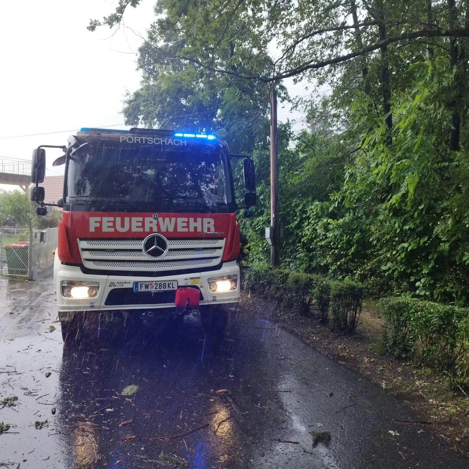 Ein heftiges Unwetter ist am frühen Montagabend über Kärnten gezogen und hat dabei mehrere Orte verwüstet. Die Feuerwehren verzeichneten etwa 25 Einsätze – Stromleitungen wurden beschädigt und Straßen überschwemmt.