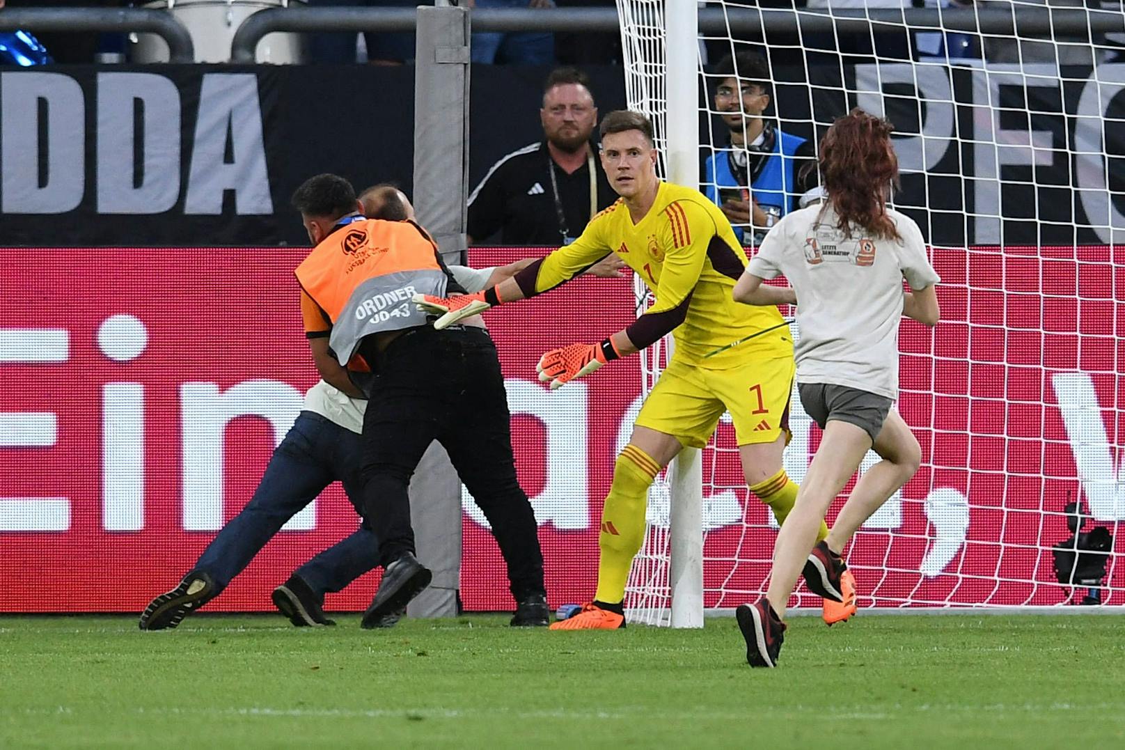 Deutschland-Keeper Marc-Andre ter Stegen stoppte die Klima-Flitzerin. 