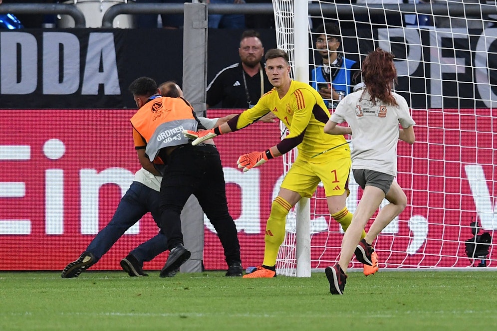 Deutschland-Keeper Marc-Andre ter Stegen stoppte die Klima-Flitzerin. 