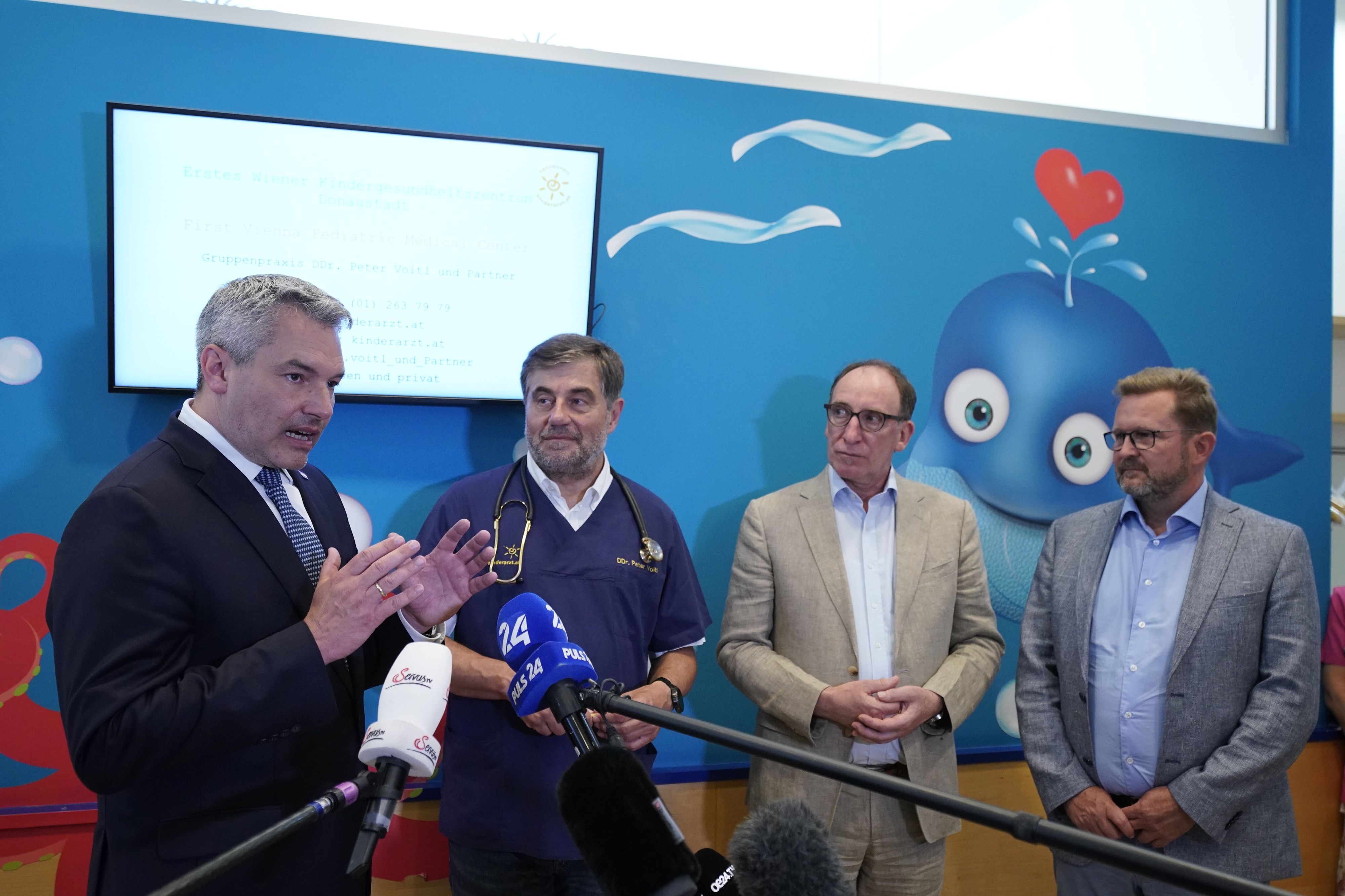 Karl Nehammer und Johannes Rauch besuchten eine Kinder-Primärversorgungseinrichtung im 22. Bezirk.