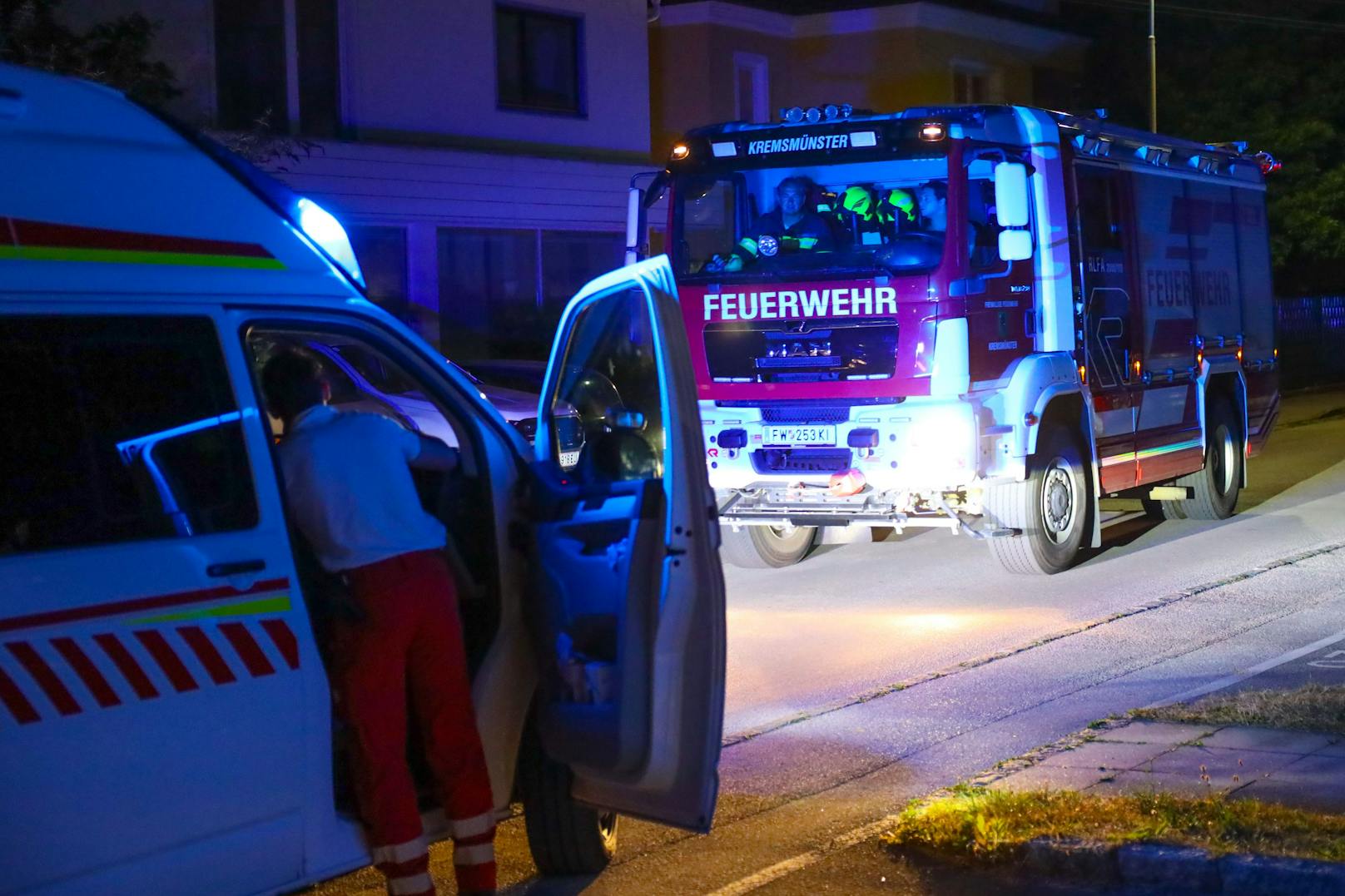 Die Einsatzkräfte von Feuerwehr, Rettungsdienst und Polizei standen in der Nacht auf Dienstag bei einer Personenrettung in einem Wohnhaus in Kremsmünster (Bezirk Kirchdorf an der Krems) im Einsatz.