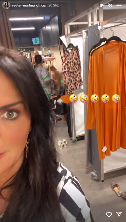 Hier zeigt Martina Reuter wohl unabsichtlich ein wenig zu viel...