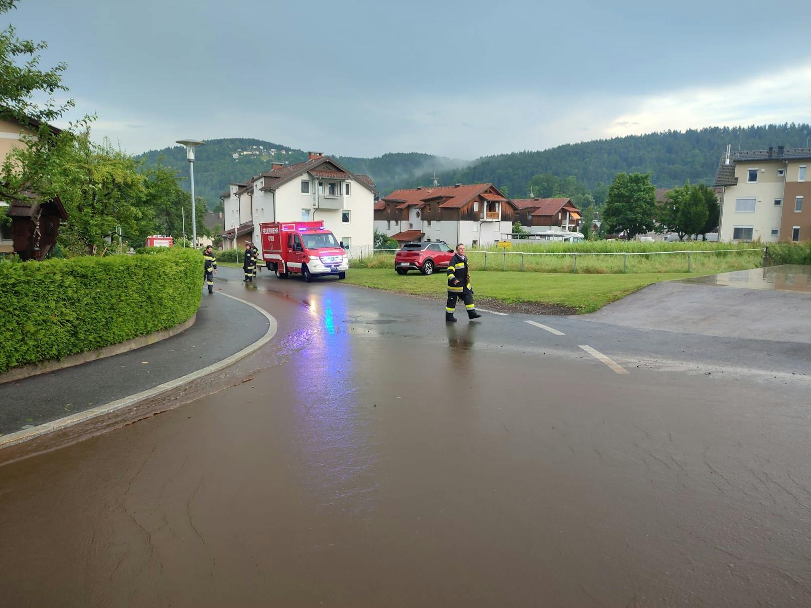 Ein heftiges Unwetter ist am frühen Montagabend über Kärnten gezogen und hat dabei mehrere Orte verwüstet. Die Feuerwehren verzeichneten etwa 25 Einsätze – Stromleitungen wurden beschädigt und Straßen überschwemmt.