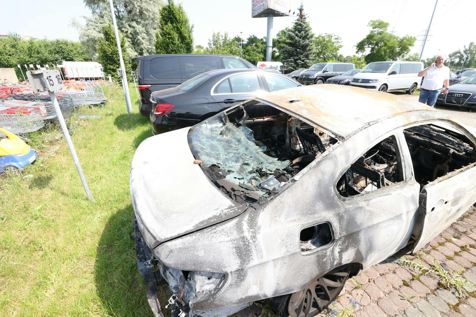 Das gestohlene Auto wurde nach dem Überfall in Brand gesteckt, um Spuren zu verwischen.