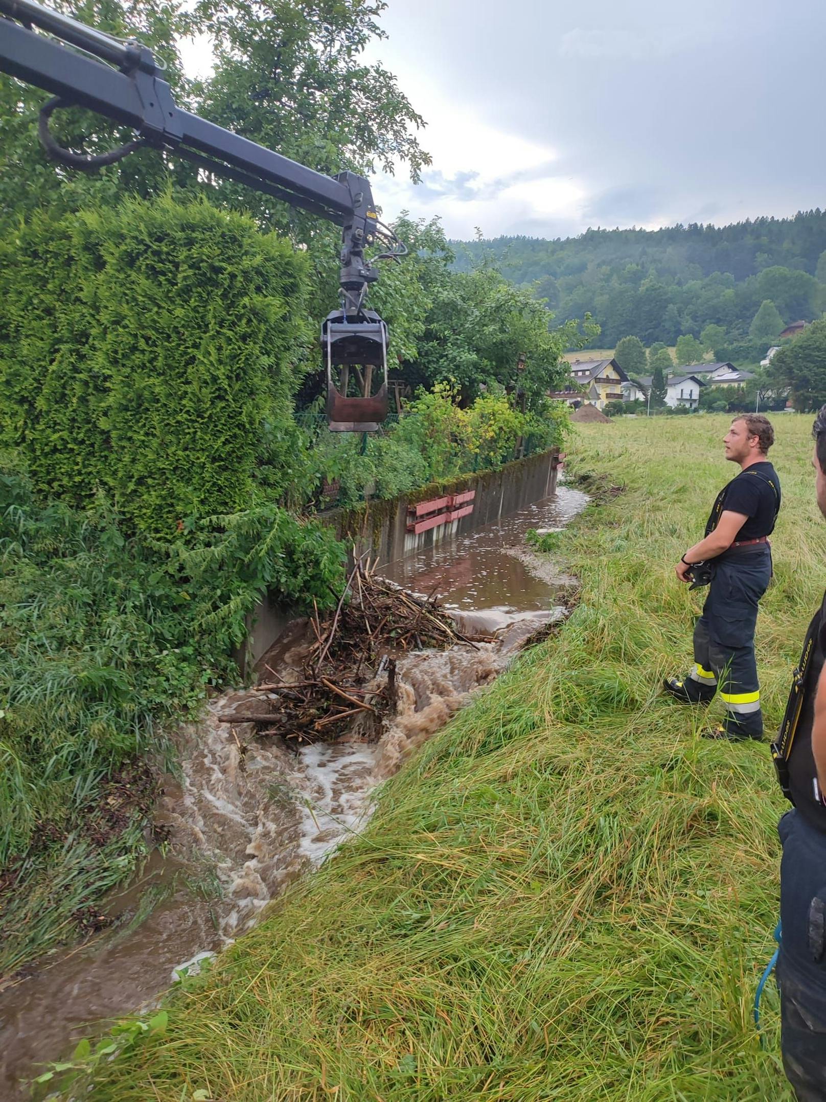 Ein heftiges Unwetter ist am frühen Montagabend über Kärnten gezogen und hat dabei mehrere Orte verwüstet. Die Feuerwehren verzeichneten etwa 25 Einsätze – Stromleitungen wurden beschädigt und Straßen überschwemmt.