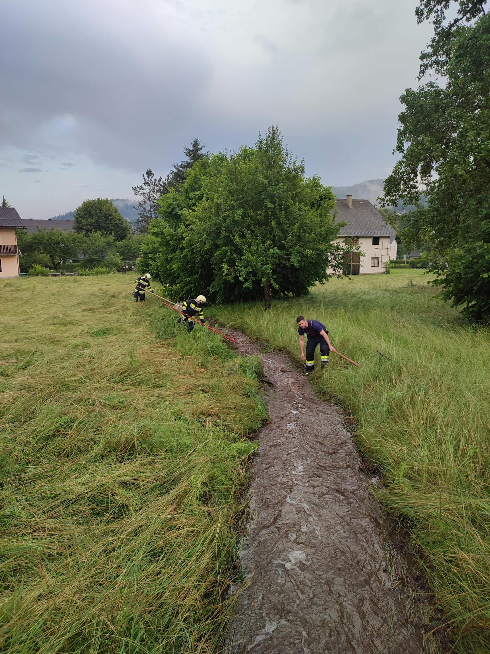 Ein heftiges Unwetter ist am frühen Montagabend über Kärnten gezogen und hat dabei mehrere Orte verwüstet. Die Feuerwehren verzeichneten etwa 25 Einsätze – Stromleitungen wurden beschädigt und Straßen überschwemmt.