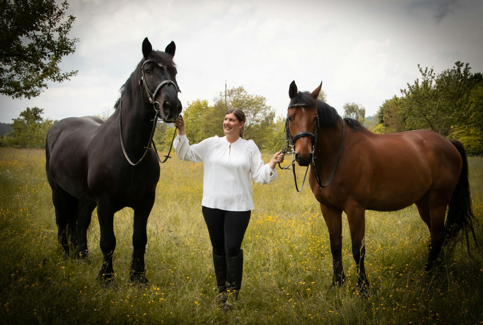 Marlene Gutzelnig (Foto) und Philippa Hell-Höflinger bringen Menschen beim "Dating mit Pferden" in Kärnten zusammen.