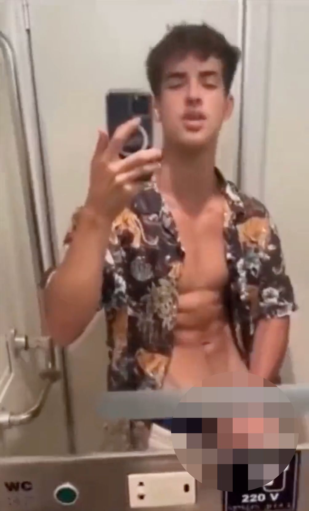 In einem Internet-Video sieht man Netflix-Star Manu Rios, wie er an sich rumspielt. Oder ist er es gar nicht?