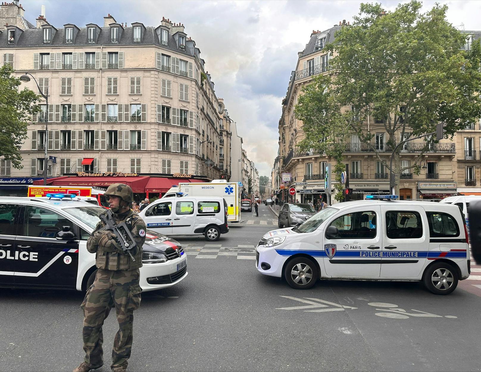 Die Feuerwehr rief die Bevölkerung auf, sich vom Brandort nahe dem Jardin du Luxembourg fernzuhalten...