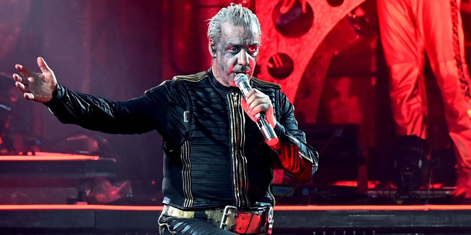 Rammstein-Frontmann Till Lindemann äußert sich nun indirekt zu den Vorwürfen.