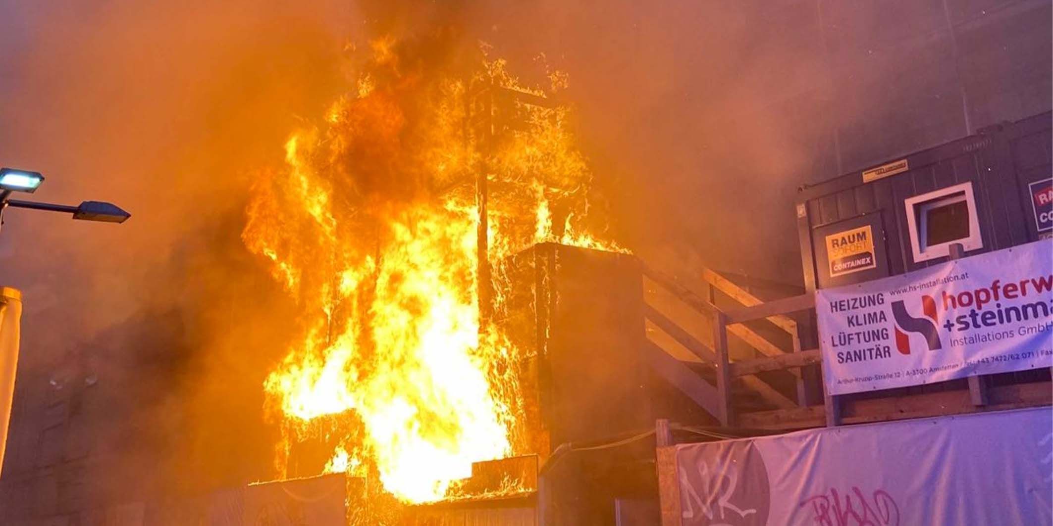 Die Flammen drohten auf die benachbarte Baustelle überzugreifen.