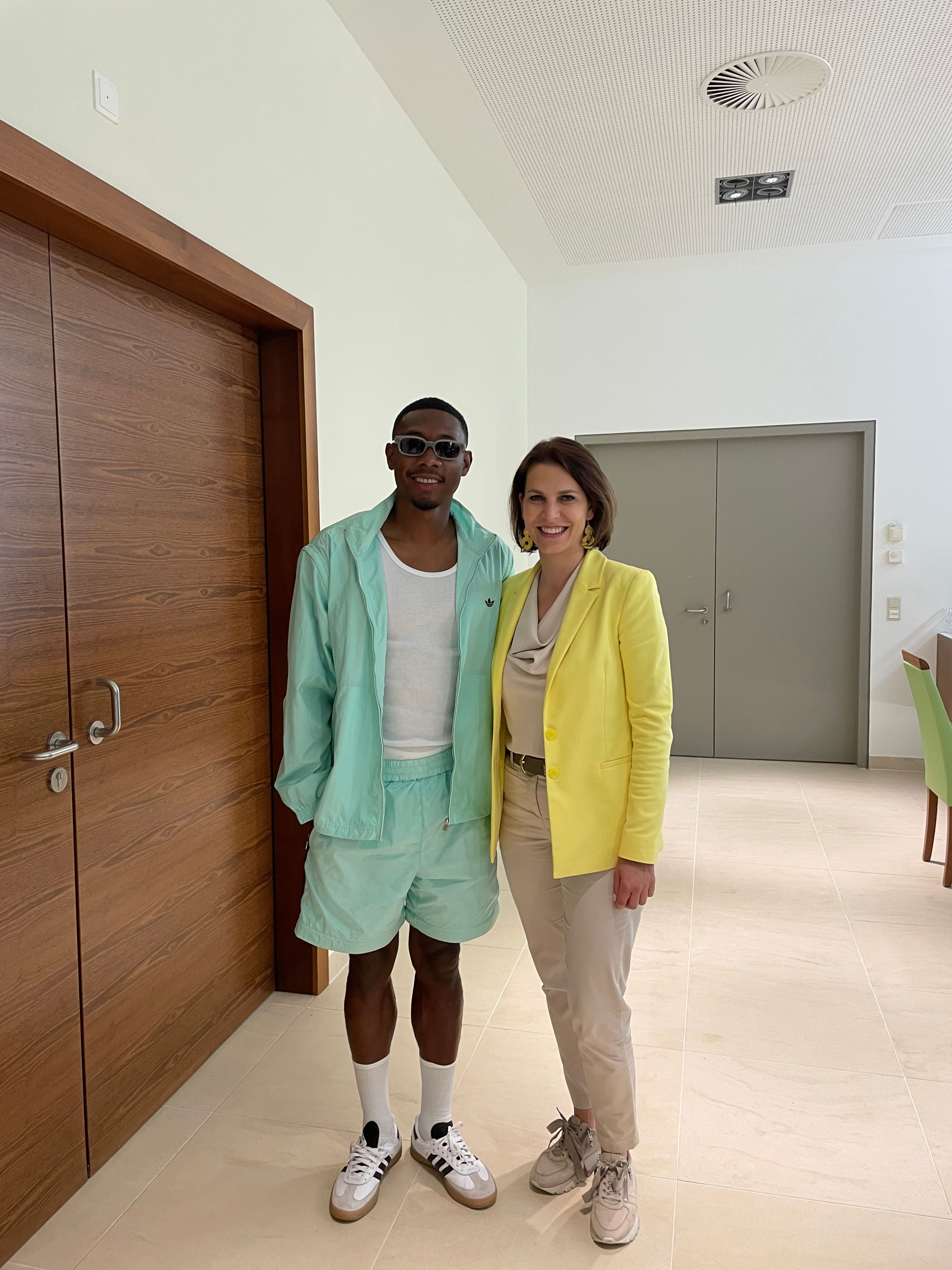 Karoline Edstadler traf David Alaba zufällig am Flughafen.