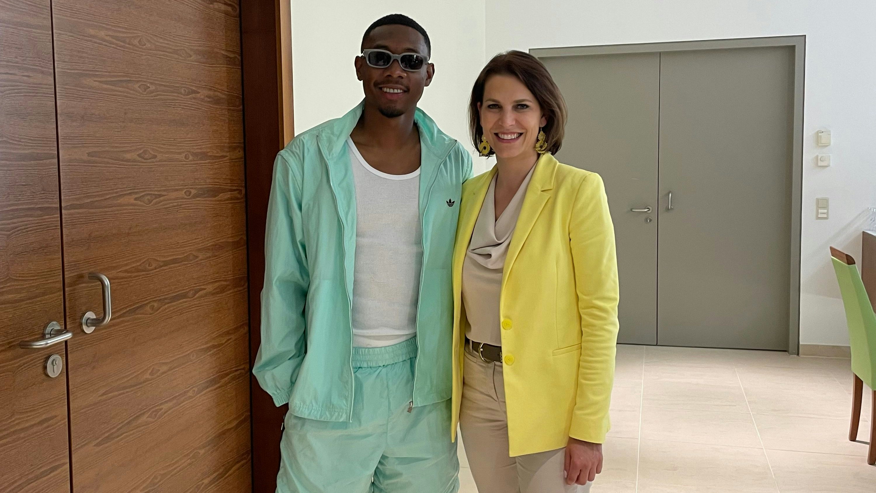 Karoline Edstadler traf David Alaba am Flughafen.