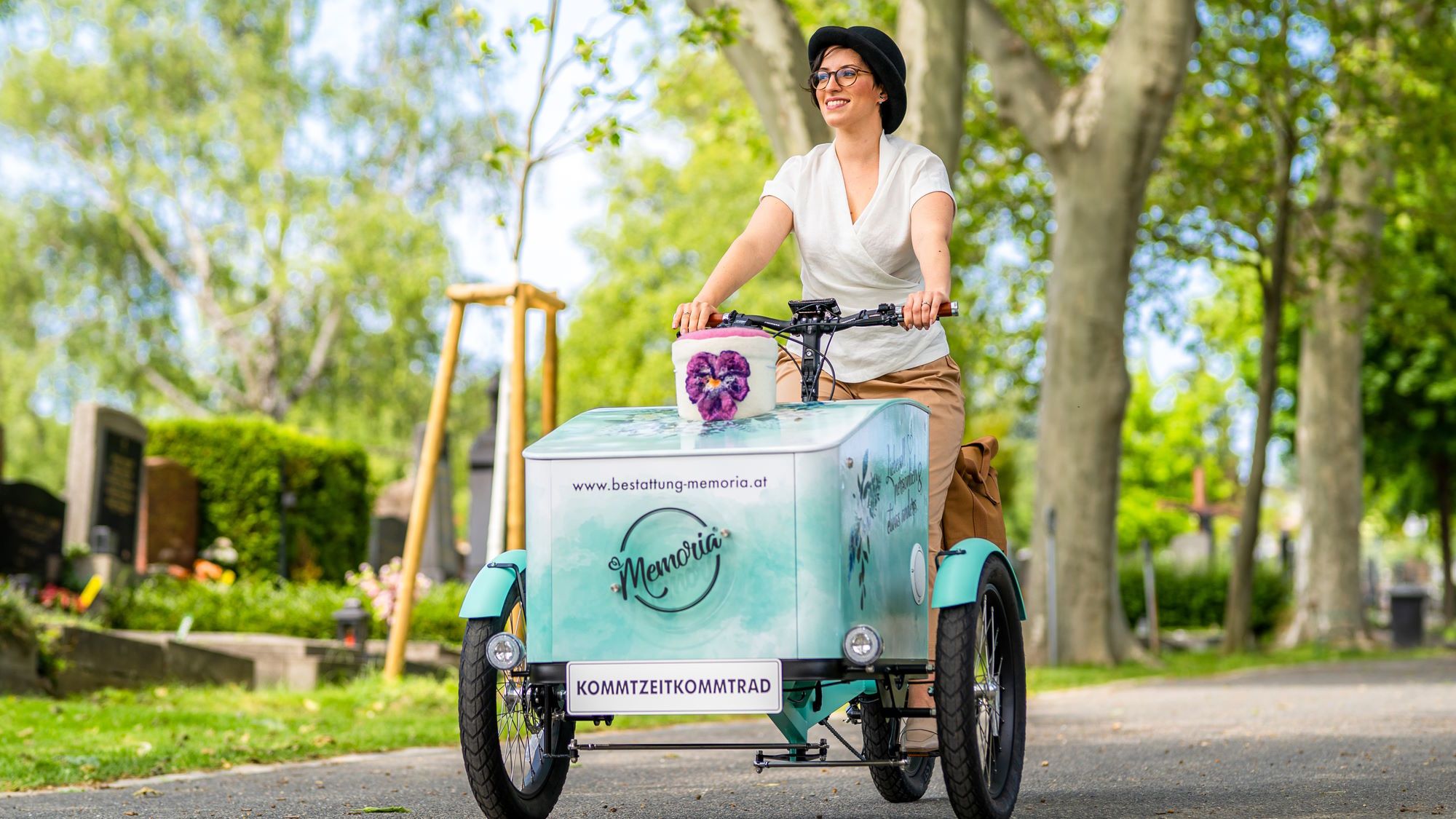 Der Transport der Urnen via Fahrrad