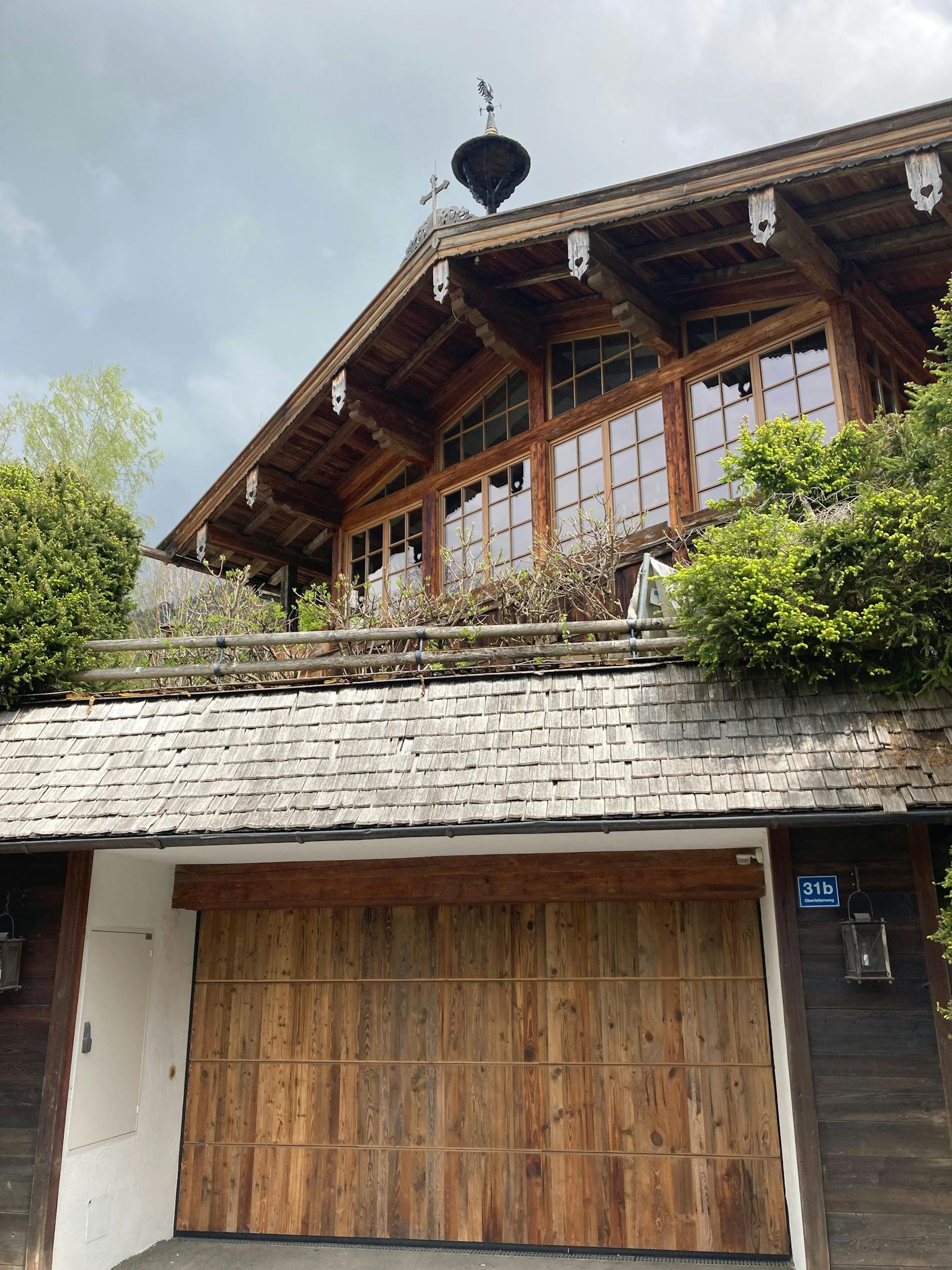 Blick auf die Fassade und die Garage.