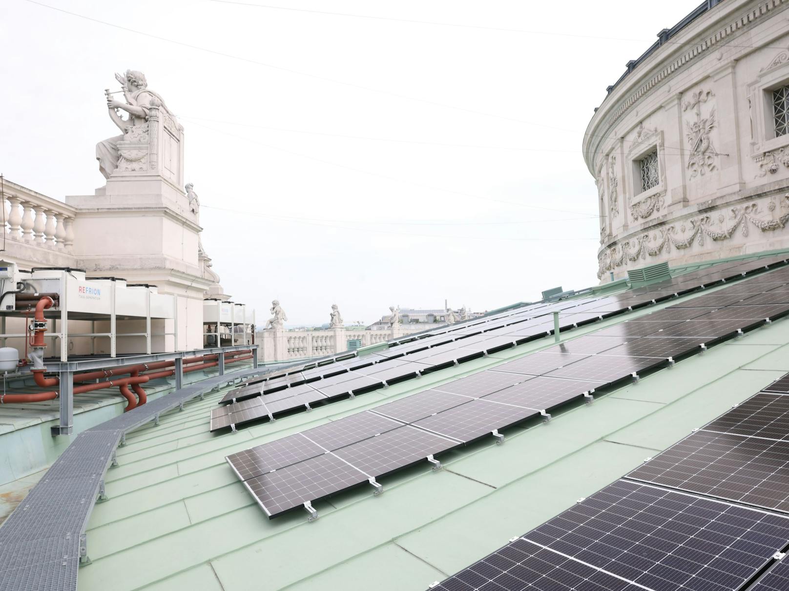 Eine 300 Quadratmeter große Photovoltaikanlage versorgt ab sofort das Burgtheater mit Solarstrom.