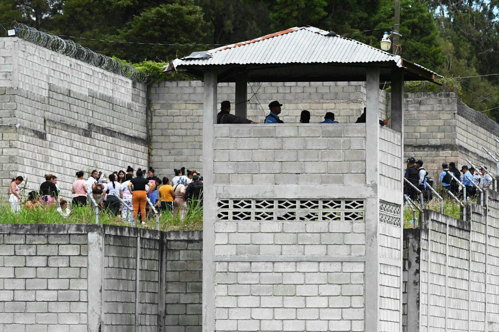 Bei einem Aufstand in einem Frauengefängnis in Honduras sind am Dienstag mindestens 41 Menschen ums Leben gekommen.