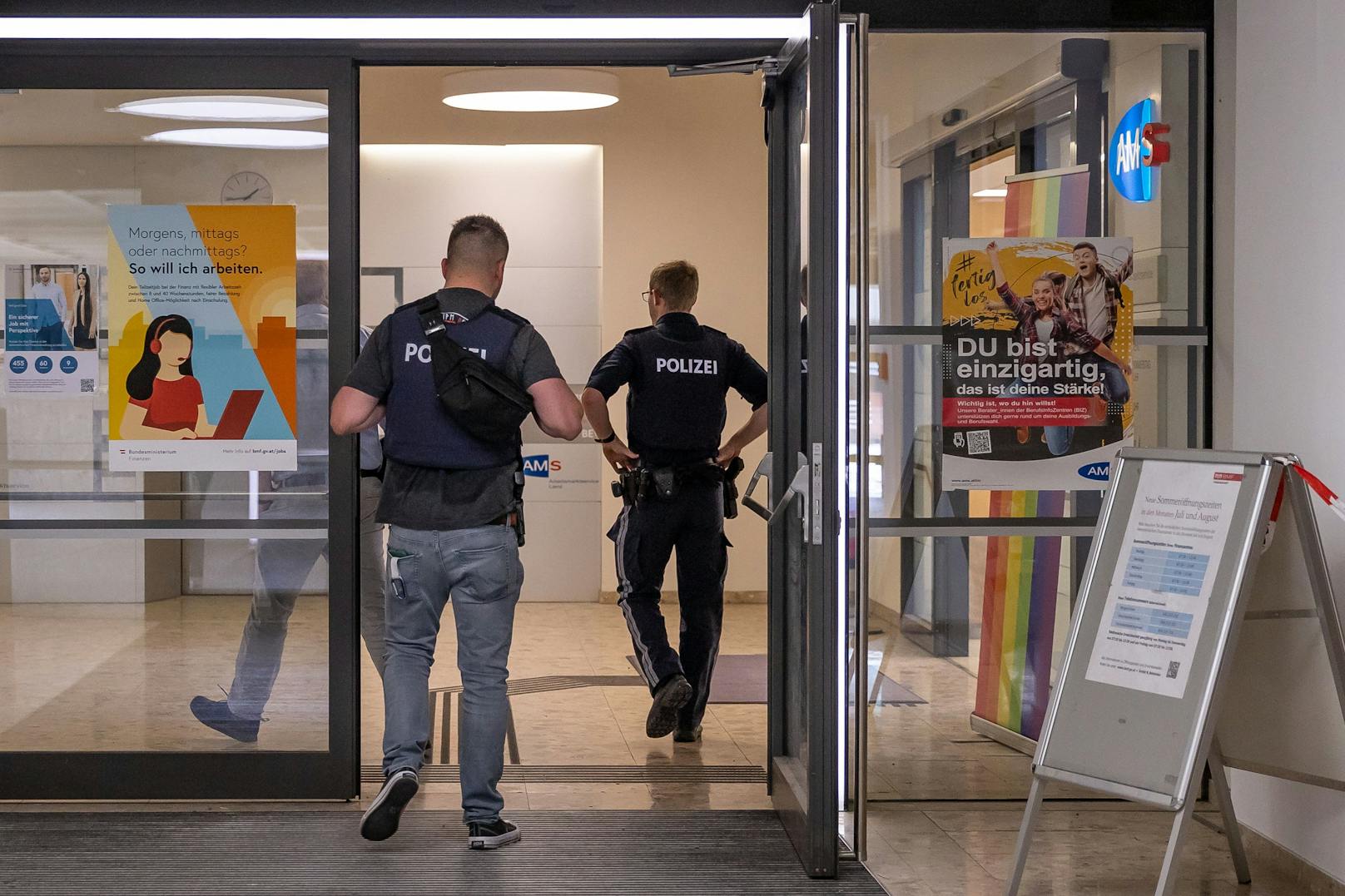 Bei einer Messer-Attacke im AMS Lienz wurde ein Polizist mit einem Messer verletzt und der Täter angeschossen.