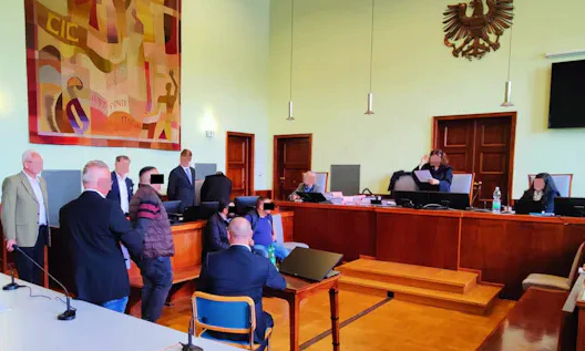 Die Angeklagten beim Prozess im Mai in Neustadt vor Gericht