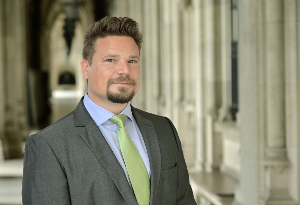 Stadtrechnungshofdirektor Werner Sedlak freut sich über das Abstimmungsergebnis. 