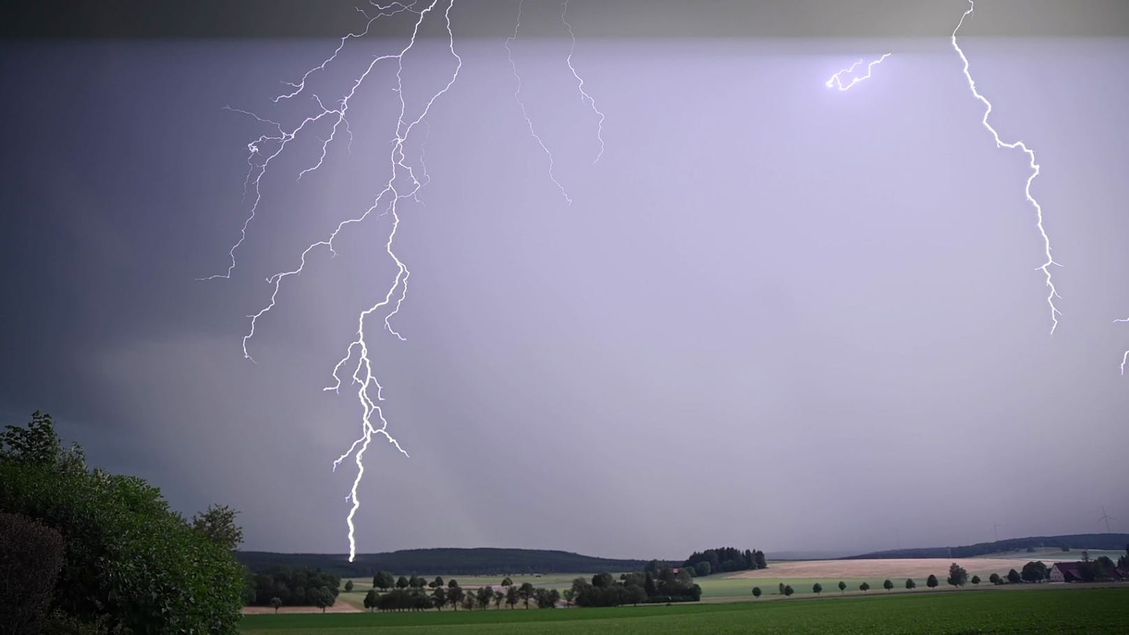 Und es geht noch weiter: Bis 23. Juni 2023 befindet sich fast ganz Deutschland in einer "kritischen Wetterlage". <a target="_blank" data-li-document-ref="100277680" href="https://www.heute.at/g/wetter-in-oesterreich-heftige-hagel-unwetter-die-prognose-100277680">Sogar Tornados sind laut DWD möglich &gt;&gt;</a>