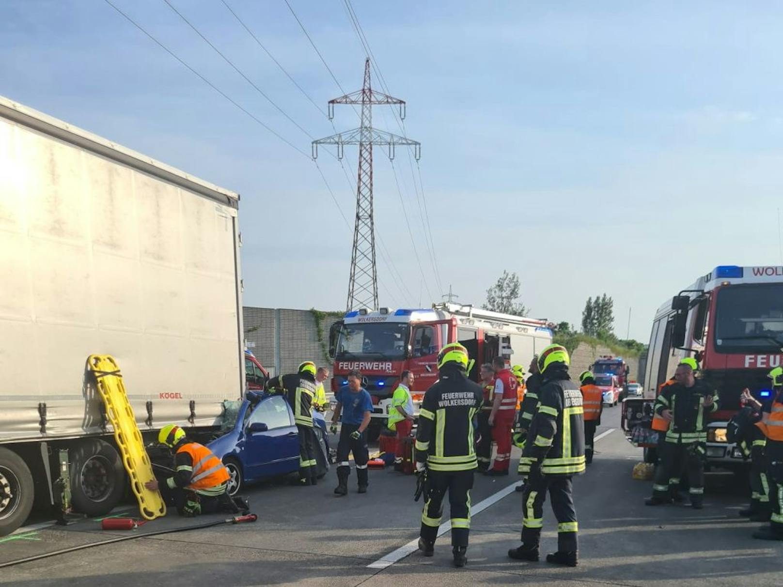 Die Feuerwehr wurde mit einem "T3" alarmiert, dabei handelt es sich um die höchste Alarmstufe im Bereich "Technische Einsätze".