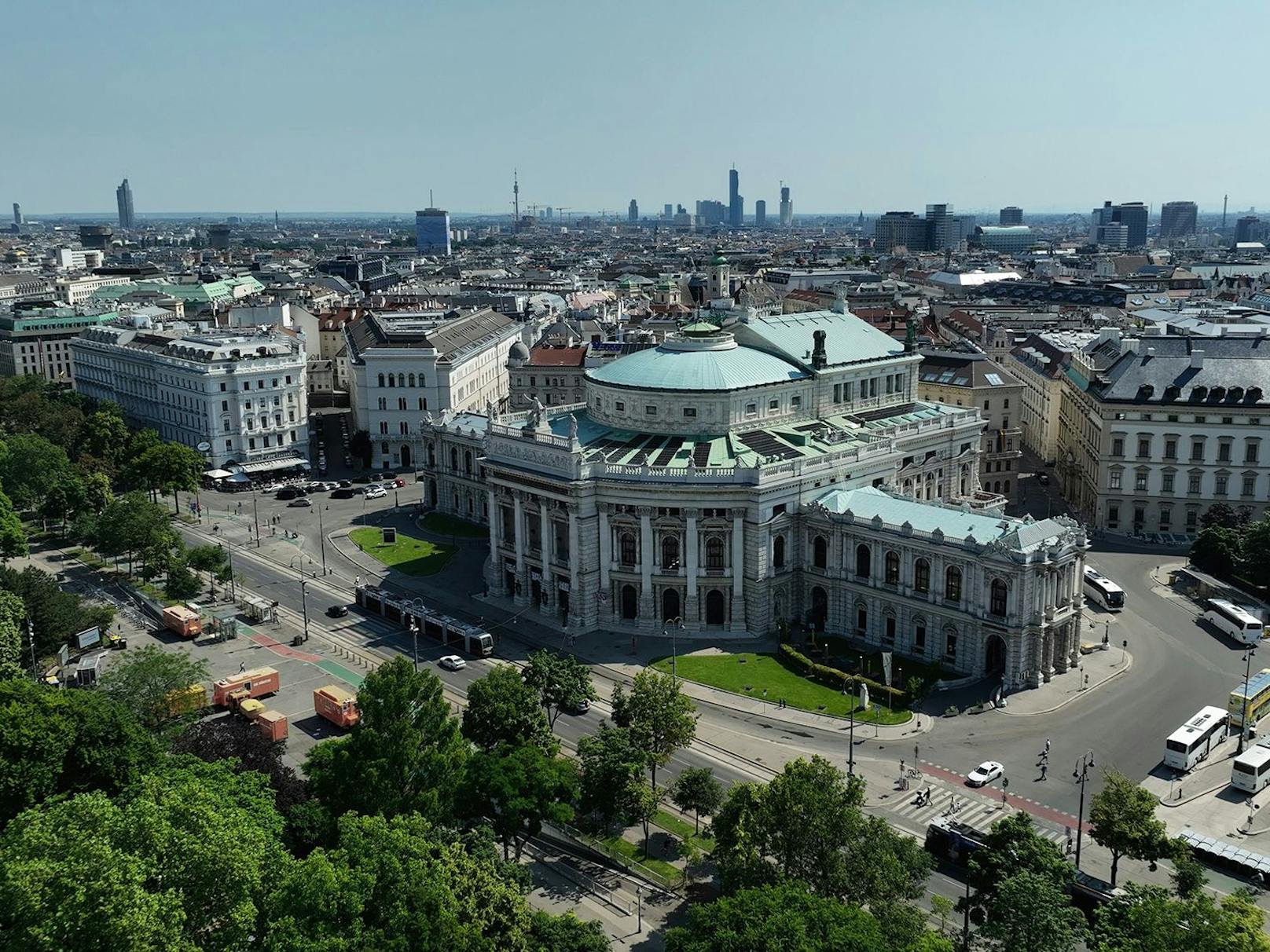 "Mit der Photovoltaikanlage setzen wir ein starkes Signal für ökologisches Handeln im Kulturbetrieb. Sie ist ein wichtiger Mosaikstein in unserer Nachhaltigkeitsoffensive", sagte Robert Beutler, Kaufmännischer Direktor des Burgtheaters.