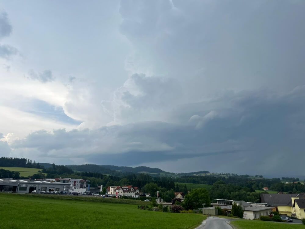 In Niederösterreich, der Steiermark (im Bild Vorau) und Tirol haben sich neue Gewitter-Zellen gebildet.