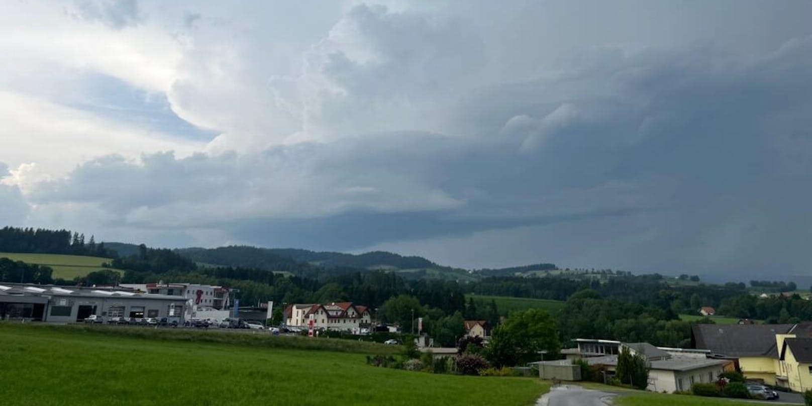 In Niederösterreich, der Steiermark (im Bild Vorau) und Tirol haben sich neue Gewitter-Zellen gebildet.