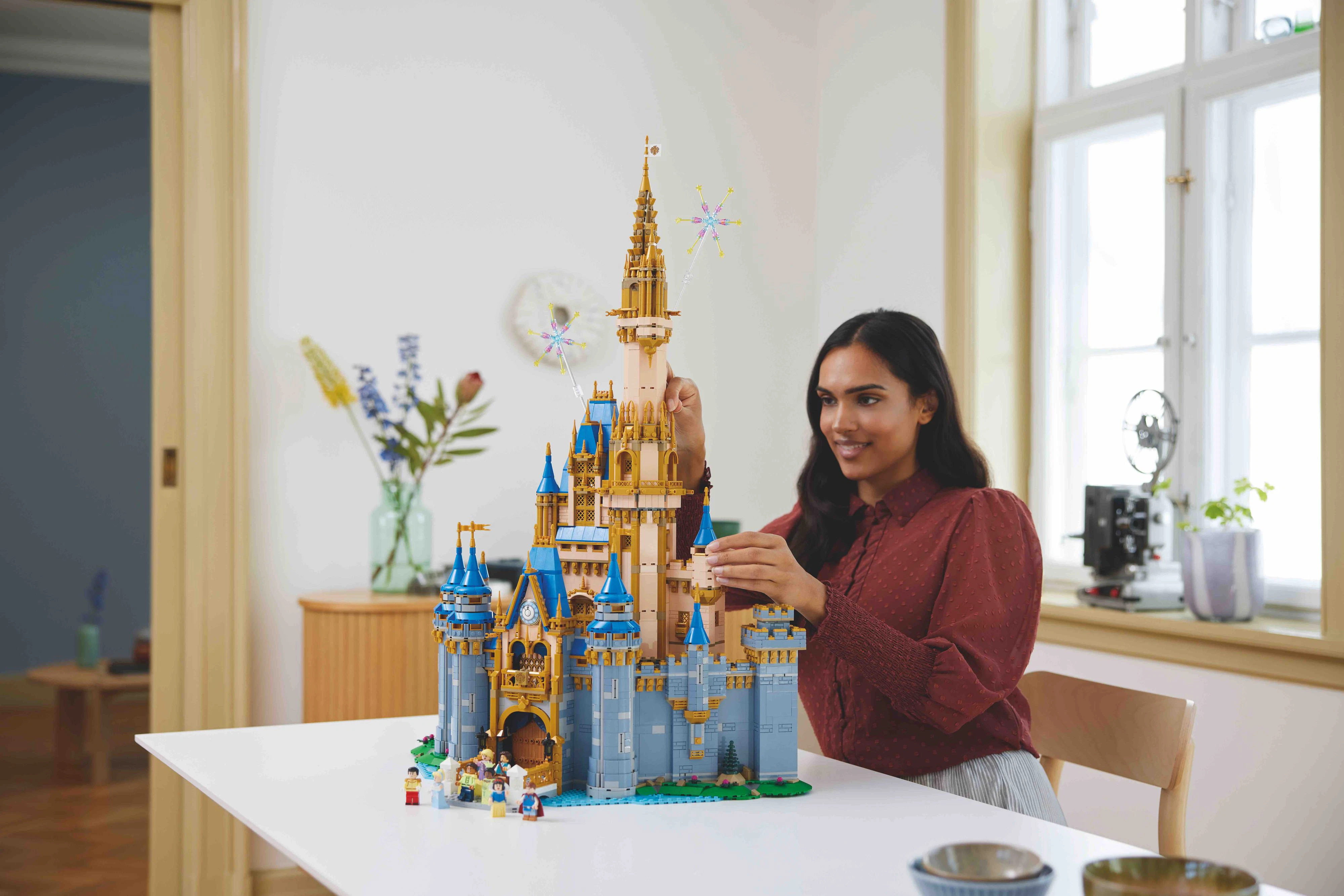 Die Lego Gruppe feiert 100 Jahre Disney mit dem neuen Lego Disney Schloss Set.