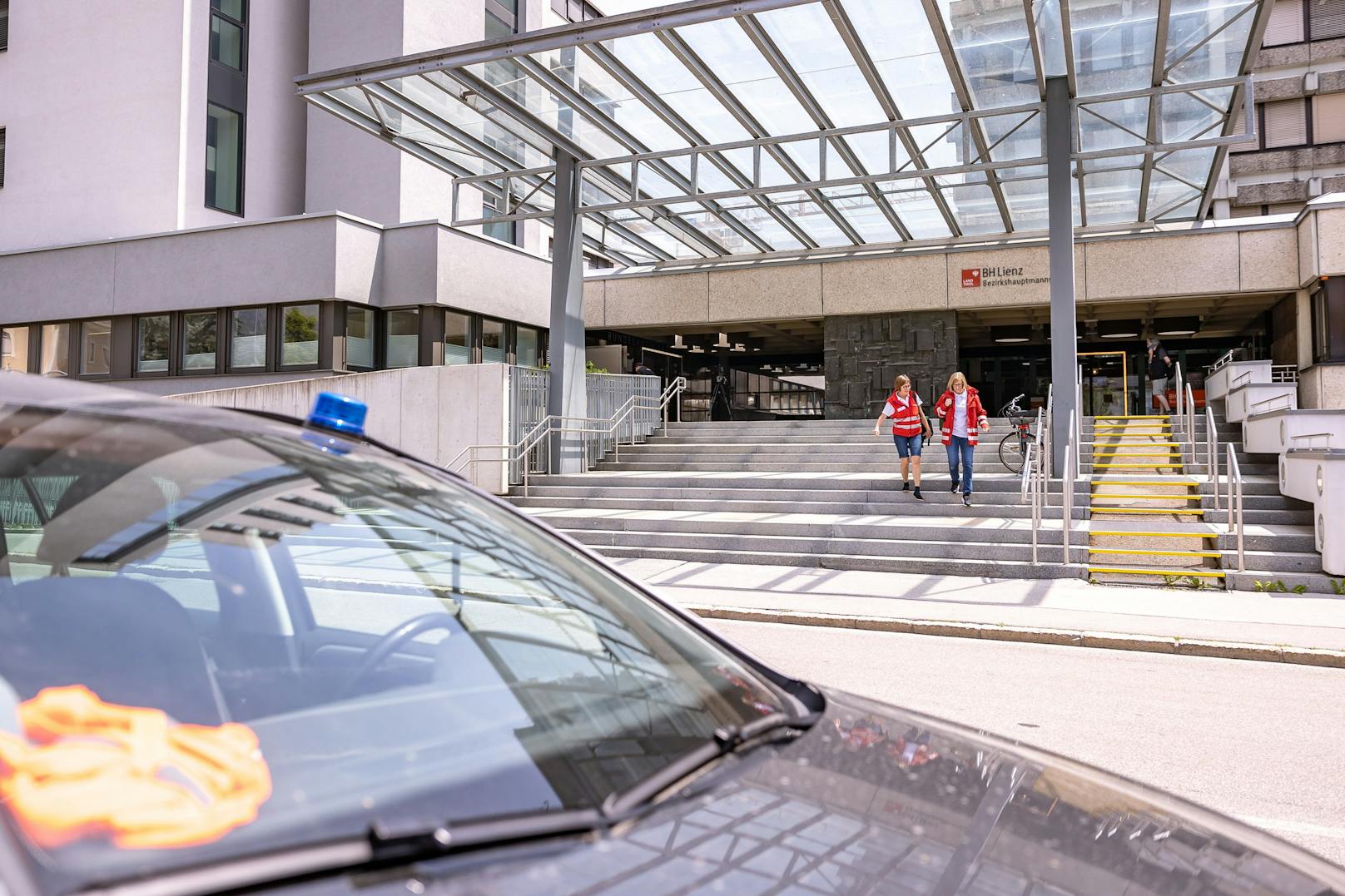 Bei einer Messer-Attacke im AMS Lienz wurde ein Polizist mit einem Messer verletzt und der Täter angeschossen.