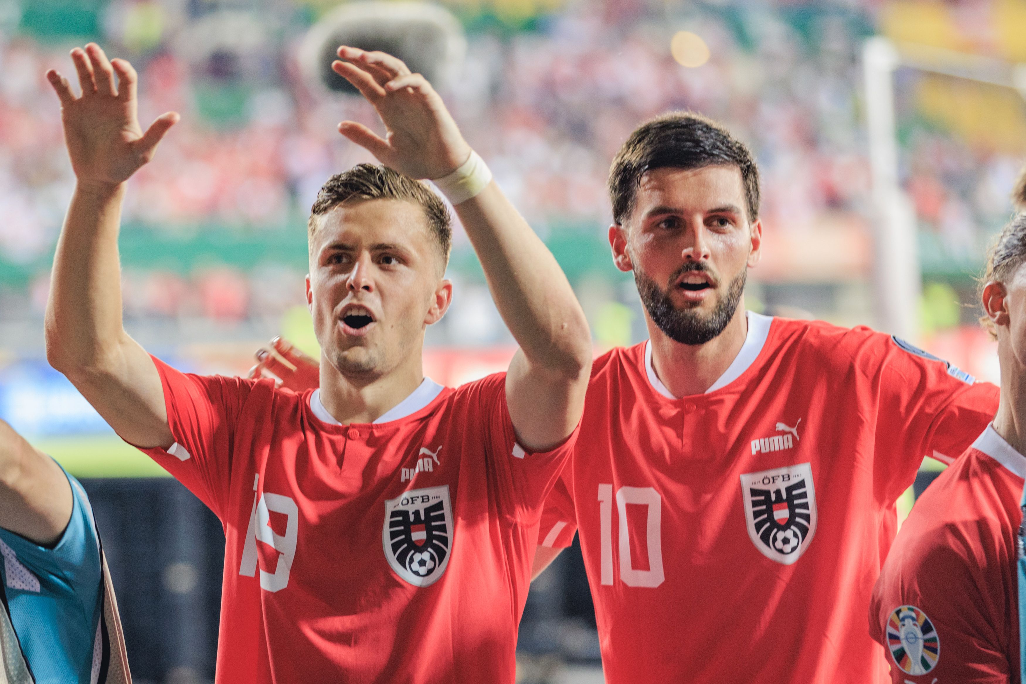 Christoph Baumgartner (l.) jubelt mit Florian Grillitsch.